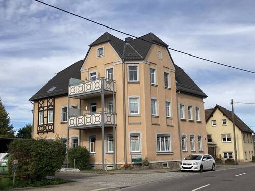 Hausansicht - 3-Raumwohnung mit Balkon und Carport