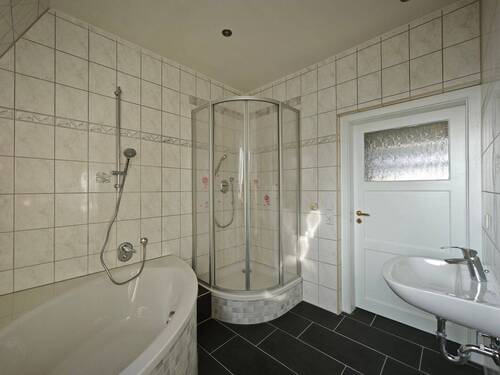 Tageslichtbad mit Wanne und Dusche - @ Sofort einziehen! Sanierte 4-Zimmer-Wohnung @