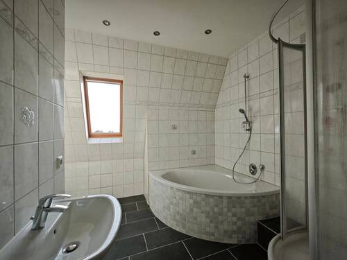 Tageslichtbad mit Wanne und Dusche (2) - 
