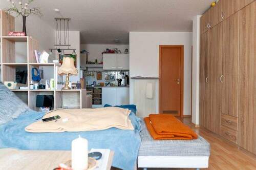 Balkon Blickrichtung Wohnzimmer und offener Küche - 