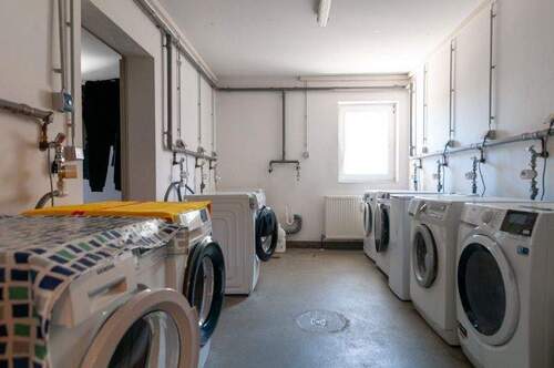 Waschraum im Keller mit WM-Stellplatz - 