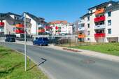Umgebung mit Blick Richtung Wohnung - Freital-Wurgwitz - 1-Zi.-Wohnung mit Südbalkon und 4 Kfz-Stellplätzen