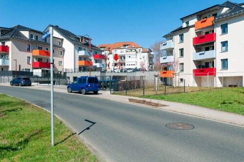 Umgebung mit Blick Richtung Wohnung - Freital-Wurgwitz - 1-Zi.-Wohnung mit Südbalkon und 4 Kfz-Stellplätzen