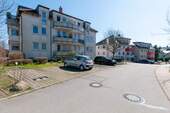 Hausansicht mit PKW-Stellplatz - 
