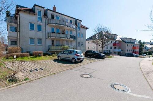 Hausansicht mit PKW-Stellplatz - 