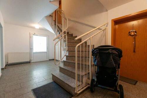 Treppenhaus Blickrichtung Haustür und Treppenaufgang - 1 Zimmer Etagenwohnung in Freital