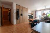 Wohnzimmer Blickrichtung Diele und Balkon - 