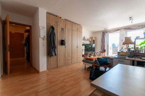 Wohnzimmer Blickrichtung Diele und Balkon - 
