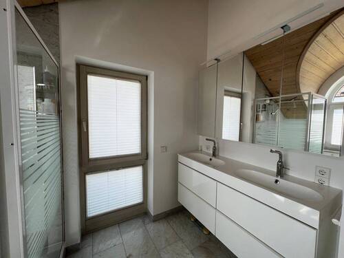 OG: Badezimmer 1 - 