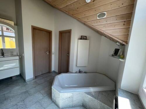 OG: Badezimmer 1 - 