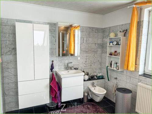 Dusch- und Wannenbad im Dachgeschoss - 