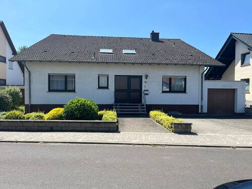 Ansicht - Geschmackvolles Einfamilienhaus mit barrierefreier ELW und tollem Gartengrundstück
