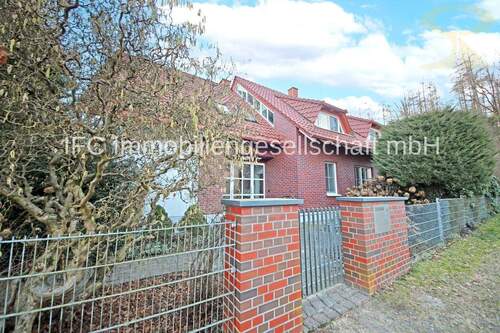 Hausansicht Straßenseite - 7 Zimmer Einfamilienhaus zum Kaufen in Wittenberg