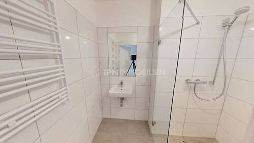 Bad mit Dusche - 