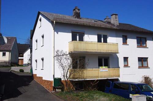 Ansicht Aussen Balkon neu - Zwei Zimmer EG-Wohnung, zentrale Ortslage in Nordhalben. Teilmöbliert, bezugsfrei. LKR Kronach.