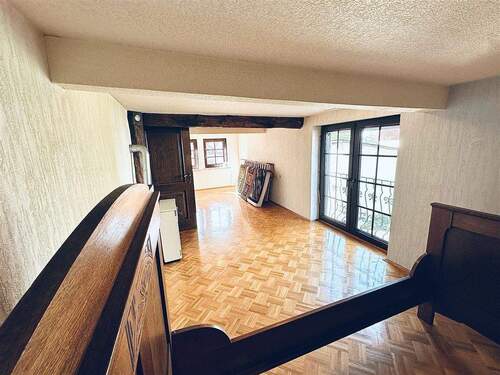 Großzügiger Raum mit viel Licht & Holzelementen - 