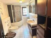 Zweites Bad mit Dusche, Bidet und Tageslicht - 