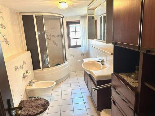 Zweites Bad mit Dusche, Bidet und Tageslicht - 