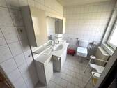 Bad mit Dusche, Fenster und WC im Erdgeschoss H.1 - 