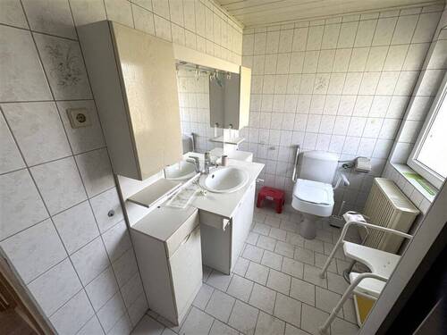 Bad mit Dusche, Fenster und WC im Erdgeschoss H.1 - 