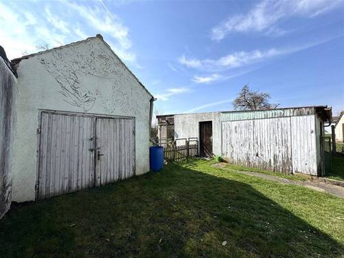 Nebengebäude und Schupen - 