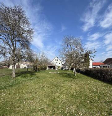 Blick vom Garten zu den Häusern - Mehrfamilienhaus, Wohnhaus mit 301,00 m&sup2; in Ansbach zum Kaufen