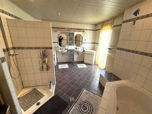 geräumiges Bad im Haus 2 - 