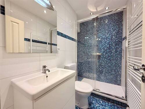 Bad mit Dusche - 