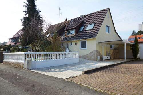 Vorderseite - 4 Zimmer Doppelhaushälfte zum Kaufen in Stuttgart