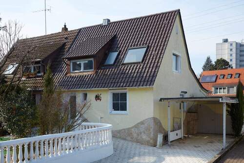 Zufahrt - 4 Zimmer Doppelhaushälfte in Stuttgart