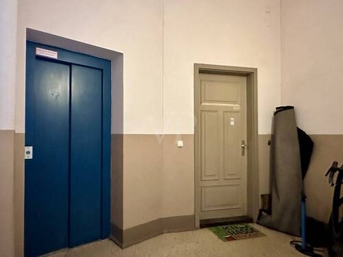 Aufzug mit Wohnungseingangstür - 