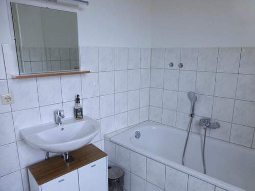 Bad mit Fenster, Blick 2 - 