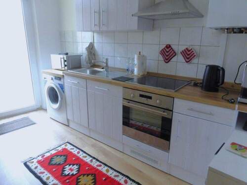 Einbauküche, Blick 1 - MÖBLIERT WOHNEN IN GOSTENHOF - Heimelige 2-Zi.-Wohnung (saniert, 2. OG) mit neuer Einbauküche, Wannenbad und Balkon nähe Jamnitzerplatz.