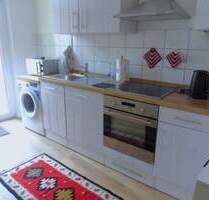 MÖBLIERT WOHNEN IN GOSTENHOF - Heimelige 2-Zi.-Wohnung (saniert, 2. OG) mit neuer Einbauküche, Wannenbad und Balkon nähe Jamnitzerplatz. - Nürnberg