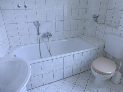 Bad mit Fenster, Blick 1 - 