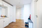 Diele mit Einbauschrank - Etagenwohnung mit 73,20 m&sup2; in München zum Kaufen
