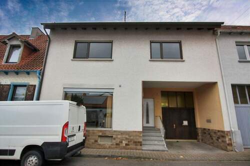 Hausansicht - Großzügiges Wohnhaus mit 3 Etagen - ideal für mehrere Generationen