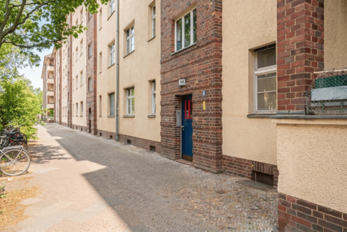 Hauseingang - 3 Zimmer Etagenwohnung zum Kaufen in Berlin
