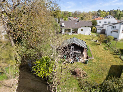 Außenansicht Süd mit Holzhütte - Einfamilienhaus mit 236,60 m² in Ingolstadt zum Kaufen