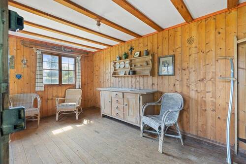 Innenansicht historische Holzhütte - 