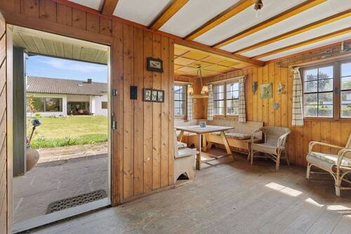 Innenansicht historische Holzhütte - 