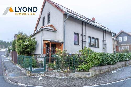 Ansicht von der Straße - Wohnidylle in Frankenhain: Ein Haus zum Wohlfühlen