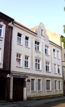 Hausansicht - Geräumige 3-Zimmer-Altbauwohnung in direkter Nähe vom Rathaus