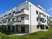 Die Außenansicht auf den garten und die Terrassen - Stabile Seitenlage: Wohnung, Garten in L-Form und zwei Terrassen!