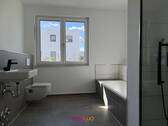 Großzügig: das Vollbad mit Dusche und Wanne - 3 Zimmer Etagenwohnung in Wolfsburg