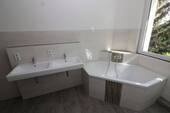 Beispiel Bad - Wer´s GROß mag***Neu sanierte Etagenwohnung mit Wanne, Dusche u. 2 Balkonen!!!