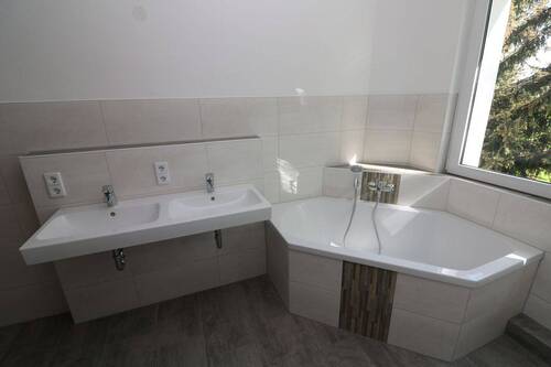 Beispiel Bad - Wer´s GROß mag***Neu sanierte Etagenwohnung mit Wanne, Dusche u. 2 Balkonen!!!