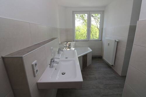 Beispiel Bad - 4 Zimmer Etagenwohnung zur Miete in Freiberg