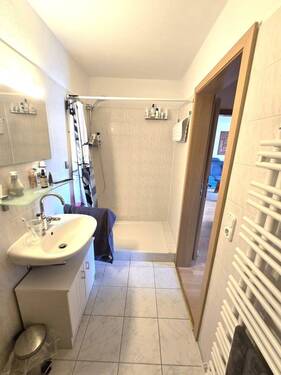 helles Gästebad mit WC, Dusche und Handtuchheizkörper - 