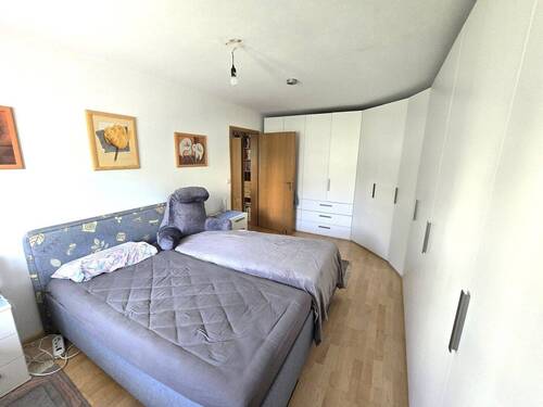 ...helles Schlafzimmer mit Einbauschrank - 3 Zimmer Etagenwohnung zum Kaufen in Penzberg